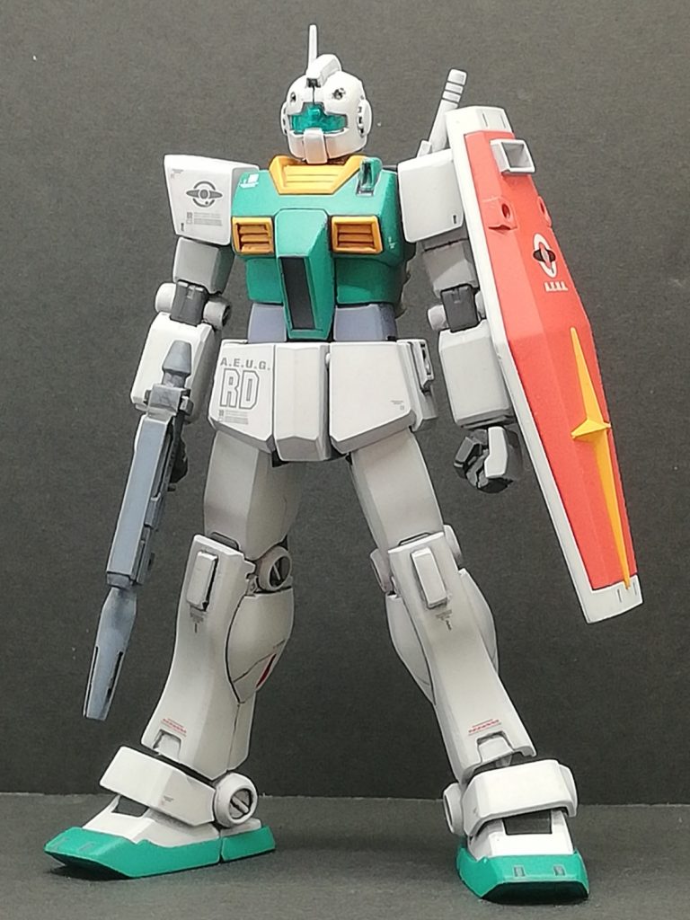 上半身と盾はリバイブガンダム、腕は旧HGUCガンダム。スネはジムIIのものをあっちゃこっちゃにノコギリ入れて小さくしてます。アタマもバルカンの上あたりでノコギリ入れて高さを減らす。バイザー部にプラ板を貼り足して小顔に見えるように。まあ、色々やってます。