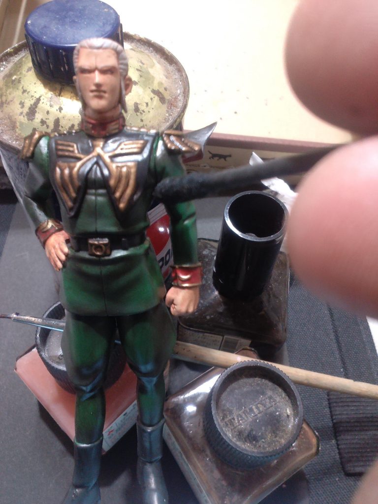 下地塗装は基本ラッカー系塗料で、微妙な陰影はウェザリングカラーとタミヤのエナメル系で、完全乾燥後にピカールをつけた綿棒で削り落として?ハイライト部分を再現しています。