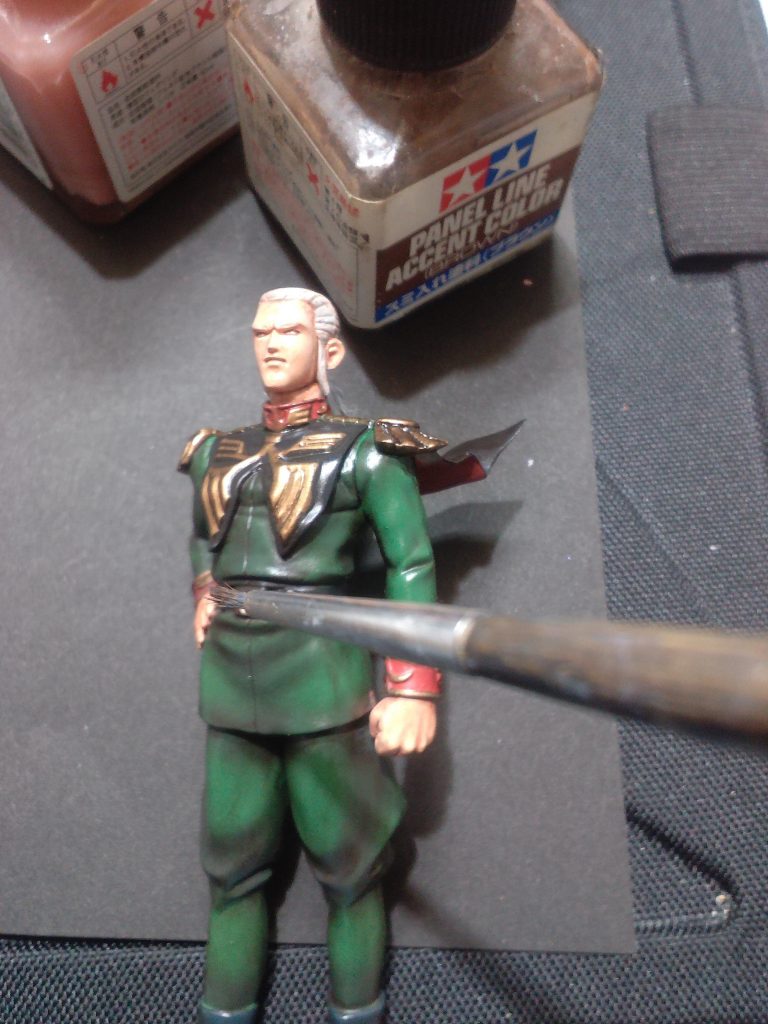 細部の微調整はエナメル塗料を塗ったり掻き出したり?して行います。