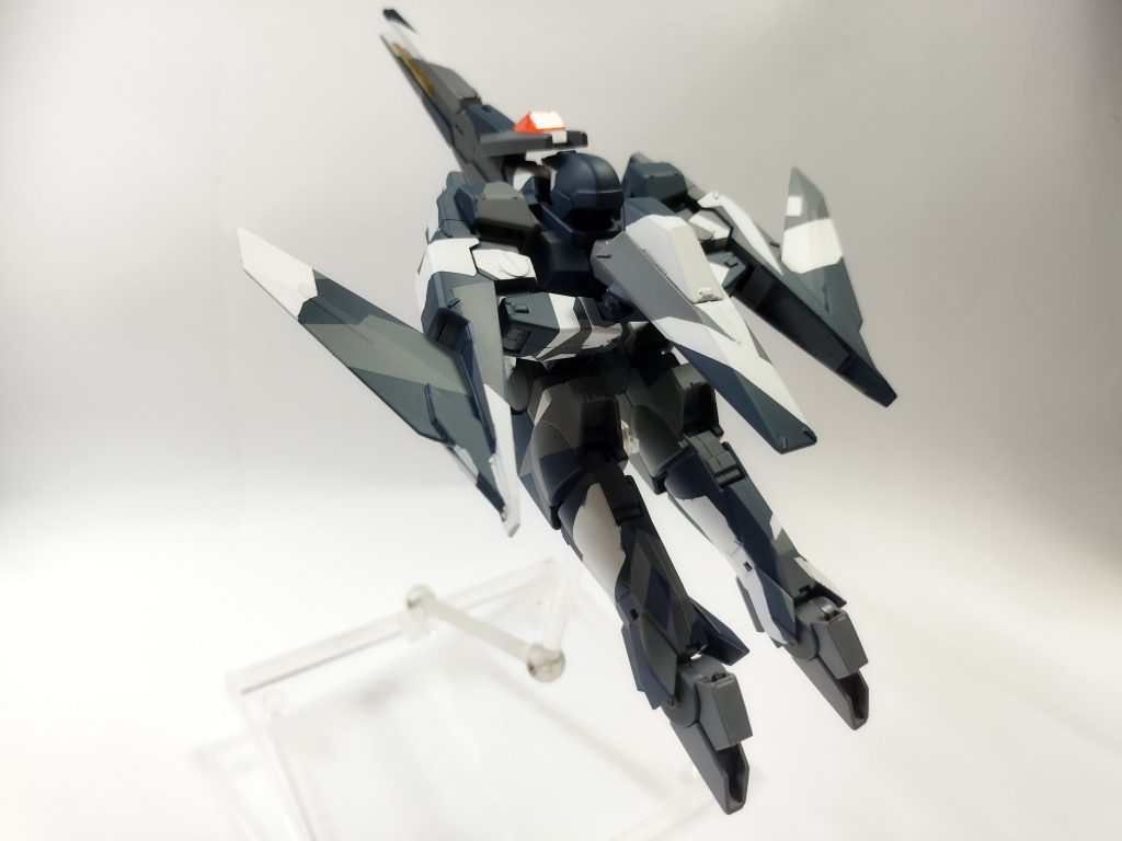 前進翼が元のクランシェとはかなり違ったシルエットにしてくれています。