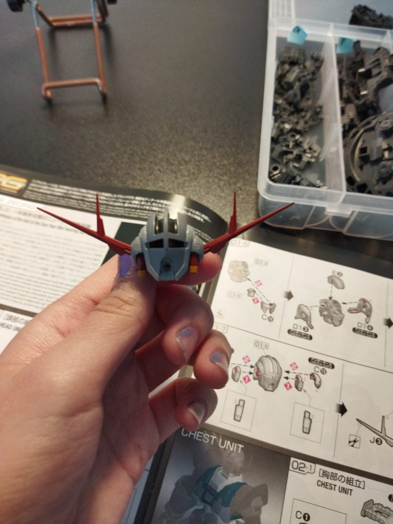 アンテナ部分をパッケージカラーに寄せて黒い赤で塗装しました、結構お気に入りです