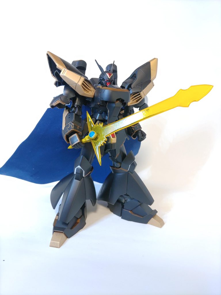 今回のこだわりその1:聖剣グレイダルファー刀身部分は透明なプラ板を切り出し、クリアイエローを噴きました。柄は別パーツです。ガンダム的解釈をするなら高出力ビームソードですかね。