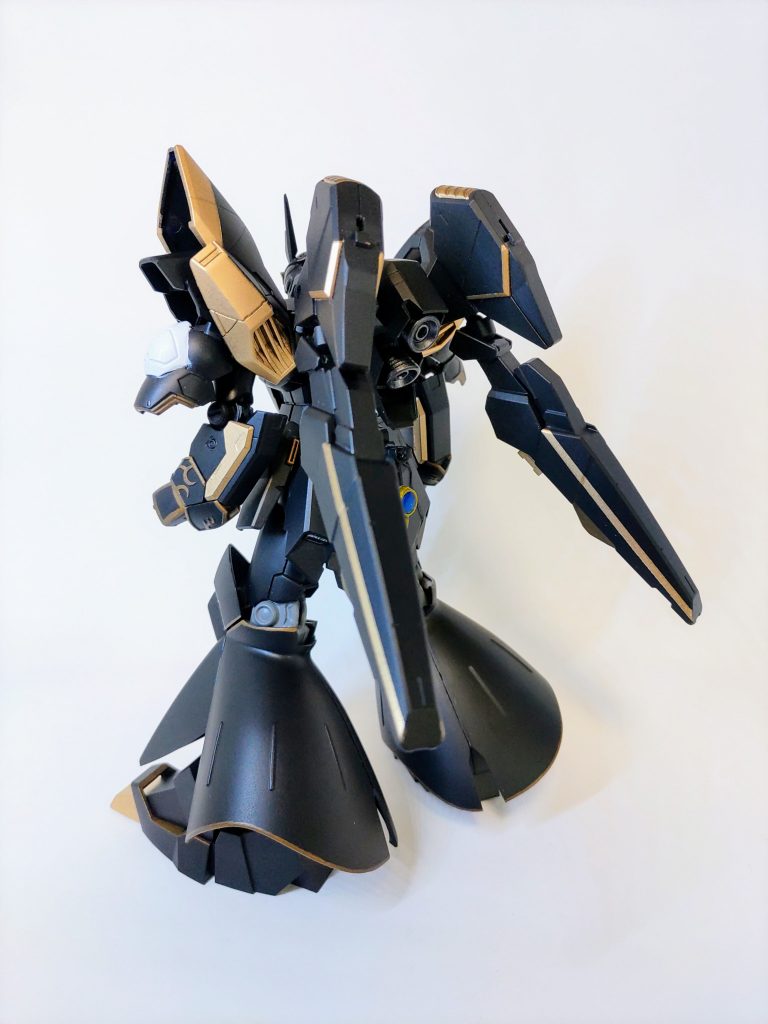 マントを外した状態で後ろから。