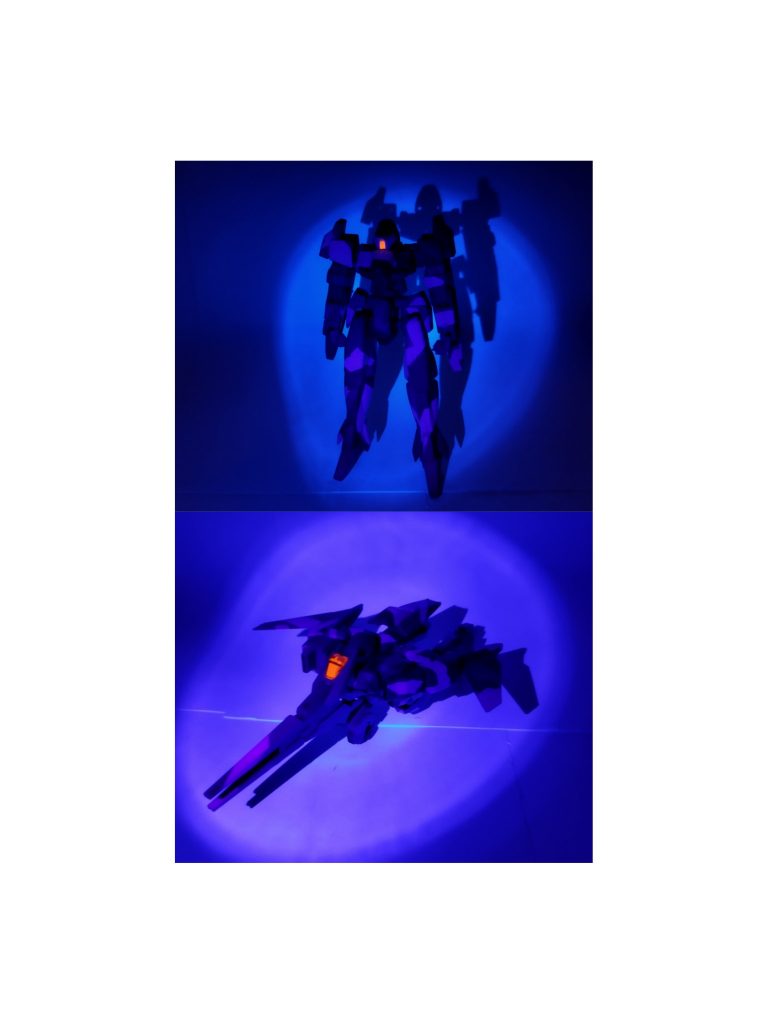 ブラックライトで光ります。