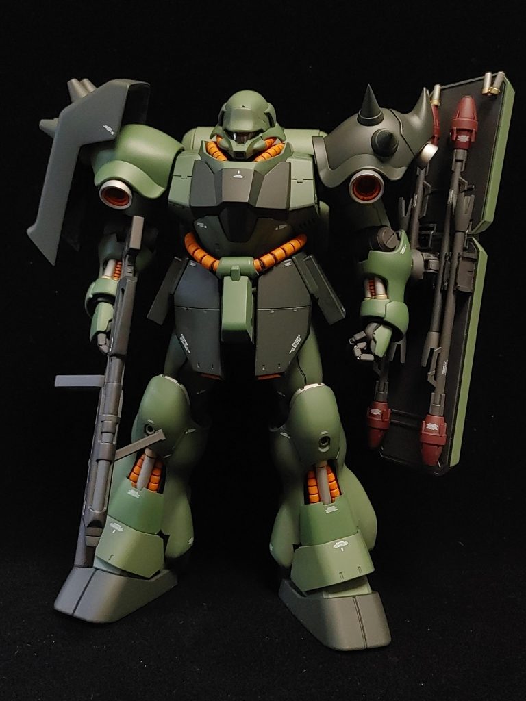 基本はストレートですが、アイはハイキューパーツ、軟質素材はパイプに、ハンドパーツはエモーショナルマニピュレーターの親指以外を移植。素材感が良かったので、出来れば軟質素材を使いたかったのですが、手持ちのプライマーも塗料も全てダメだった為、仕方なくパイプに交換しました。