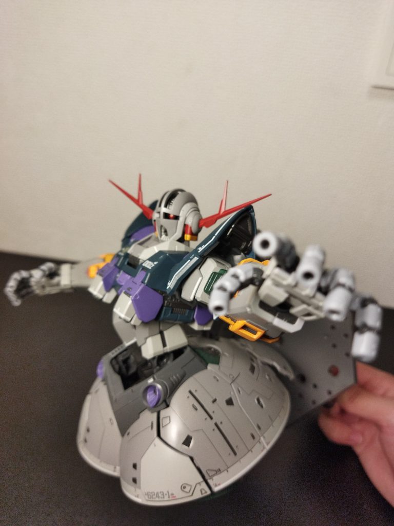 スカートのデティールが少なく感じたので少しスジボリを追加しましたモノアイはガンダムマーカーでクリアパーツの裏から赤を塗ったのですが光を当てるととてもカッコよく反射してくれます