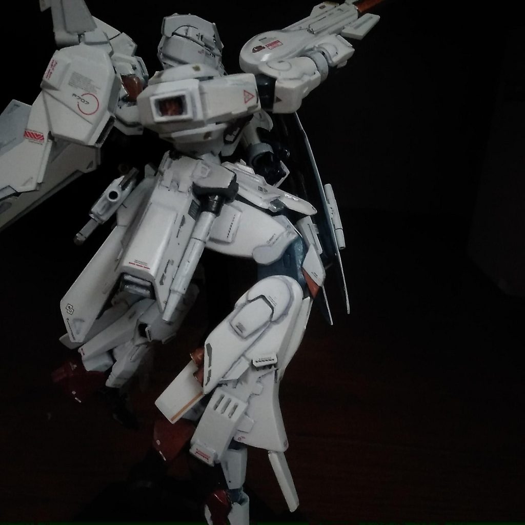 膝切って、膝関節に引っ付けるだけで、二重膝(と言うのか)が出来たのは、良かった。腰アーマーの横、後と前の長短を調節するために作ったので(サーベルも付けて)、こんな感じ。腰アーマーの後側、元々あった武器マウントをぶっ壊して、磁石に変更。武器に針金付ければ引っ付く。少し触るとポロリ。