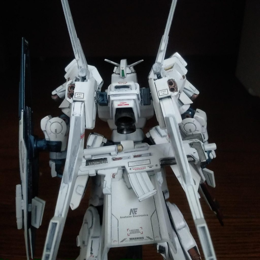 ランドセル、でかかった。小さくした。バーニア、同じ処から三つ、お花のように出ていたので、MGゲルググの、よく足に干渉するスカート裏バーニア、外れたので(取った)、こちらに二つ、引っ付けた。バインダー(縦に二本付いている板のこと、多分。)真っ直ぐで、芸が無かった、軸を作って斜めになるように。