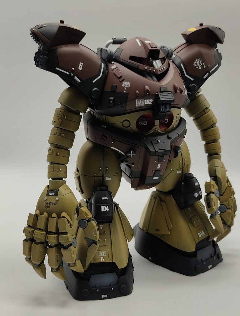 胸部を前に稼働させれば、画像のようにパイロットを内蔵することが可能です。