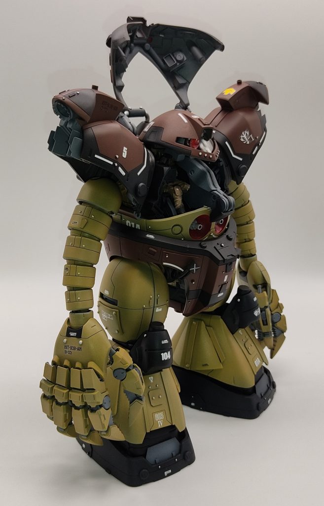 パイロットが搭乗した状態でハッチを閉じることも可能です。ゴッグの頭部をコックピット側に倒します。