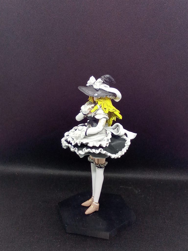 帽子とスカートは作っていて面白かったものの・・塗装が地獄に顔はメイのモビルドールvrを少し加工して使用手はそのままだと角が目立ったためパテを盛って丸みが出るように加工肩から下はスカルピーとエポパテで造型足はスカルピーで土台を作った後 伸ばしたパテで覆って加工その他装飾品もスカルピーとエポパテで造型 髪の毛はメイのキットの上からエポパテで造型一度ショートで作成した後にレジンと瞬間接着剤で補強 その後ロングにしました