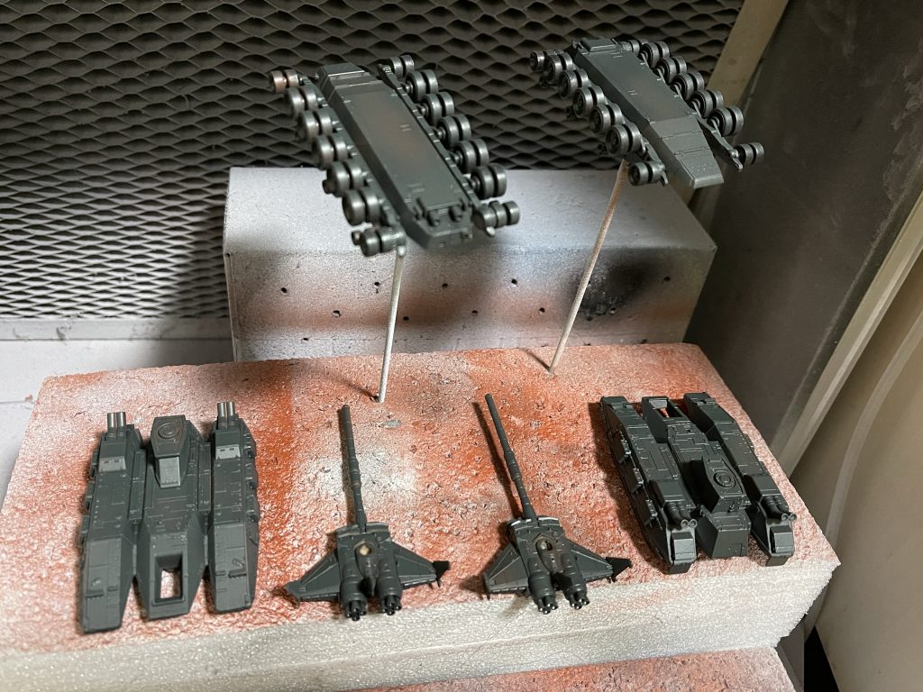 　オキサイトレッドのサフで下地、ブラックでムラにしたあとベース色の№18ブラックグリーンを吹きました。塗料でのハゲ表現ではなく、ペーパーでエッジを擦って実際に下地を露出させる方法を取っています。やりすぎた所は超微妙に変えたカラーでリタッチ。