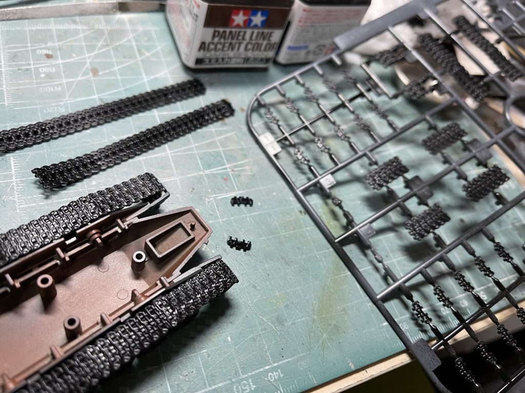 　EXモデルのマゼラアタックです。次回作の随伴車両という設定で、スケール感の把握や色見本として制作。　パチ組みで、2両ともノーマル仕様にしました。デカールは国籍マークと車両ナンバーのみ、ウェザリングもほどほどに。しかしこのEXモデル、初めて組みましたがすごい出来ですね。ディテールのオバケ。反面、手を入れられそうな所がないのは面白みに欠けるでしょうか。一緒に並べられるのはRGのザクぐらいだし。