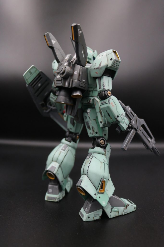 バックパックがボディと同じ色というのがあまり好きではないので、ここはニュートラルグレーにしました。白いデカールがよく映えます。