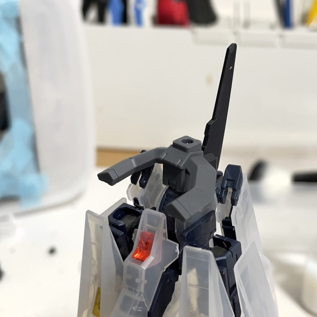 胴体延長パーツ。これや関節はほとんど30MMを使っています。アンテナみたいな形状にして、サイコミュ増幅装置をイメージしました。サイコミュ兵器持ってませんけどね。パイロットに負担かけるだけ。