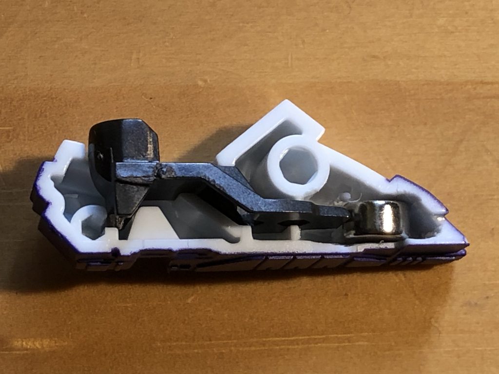 背負っているものが重すぎて立位が取りづらいので、足裏にネオジム磁石を入れました。土台に鉄板を仕込めばくっついて安定します。