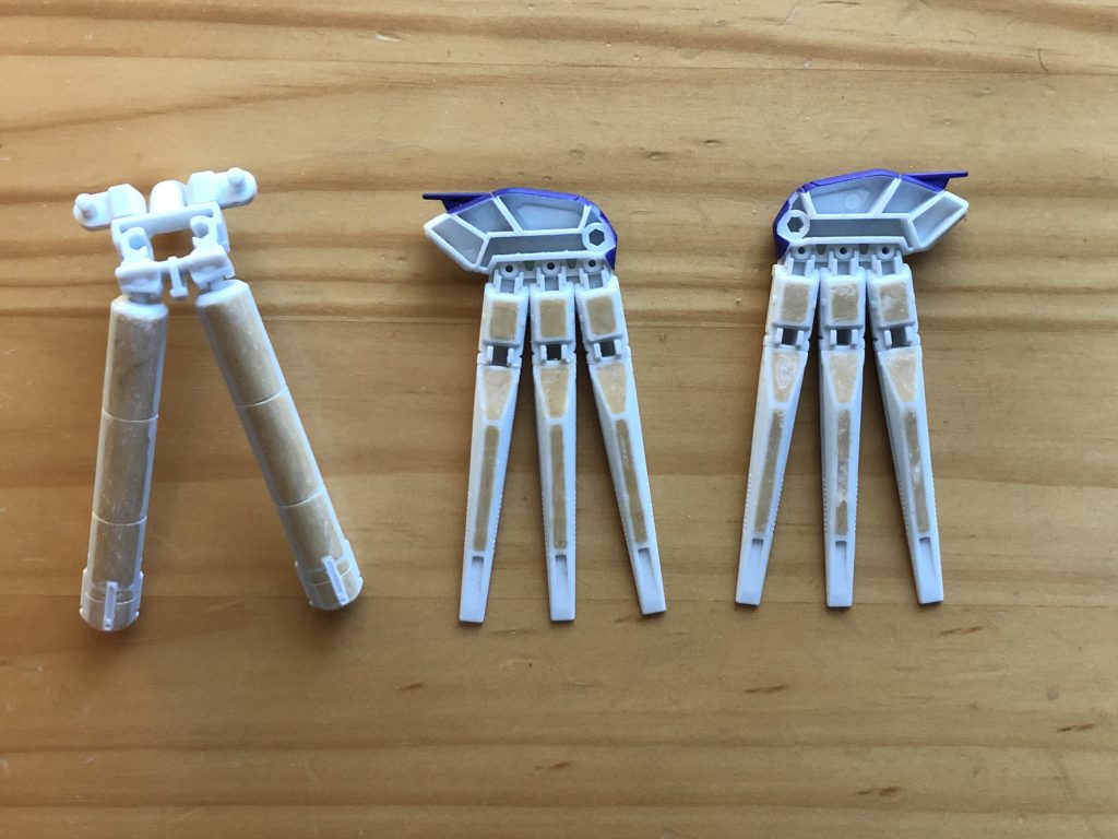 ファンネルやプロペラントタンクは肉抜きが目立ったので、パテで埋めました。さらに背中が重くなってしまいましたが…