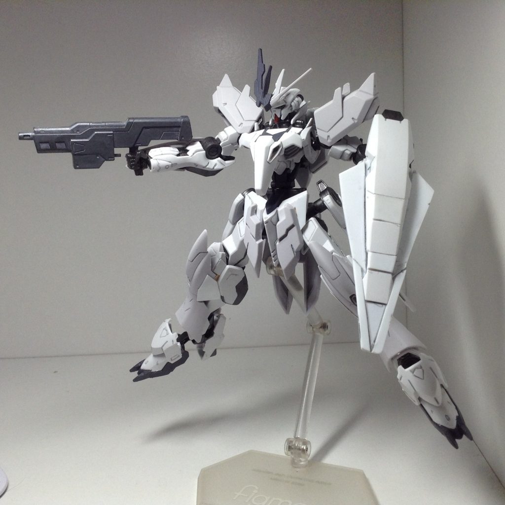 シールドはAGE-1の物にプラ板を切り貼りして作りましたガンダムにはシールドが欲しくなります