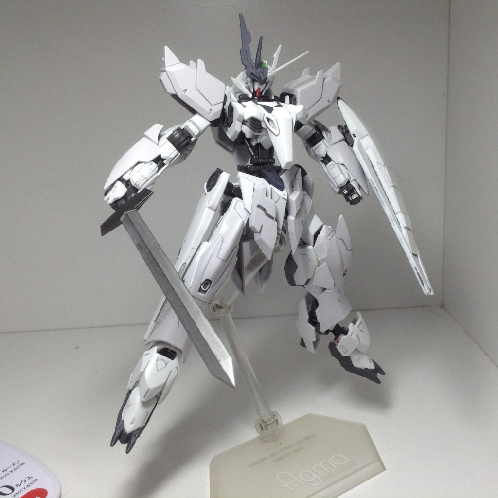 剣はコトブキヤのM.S.G.を使いました。素体が鉄血系なので武器は実体剣や実弾オンリー。ビーム兵器待たせるか悩みました