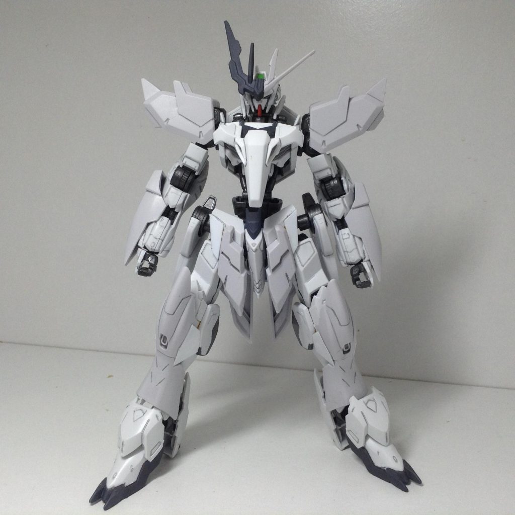 ルプスを素体にフェイクνのアーマーを付けて頭部をアストレイにし、股関節を外側に少々ずらしたくらいです。あと部分塗装を少しとスミ入れはやっています。