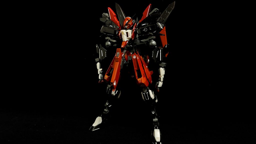 手足に白いパーツがあるので、バランスとるために胴体も白くしています。アーマー側には赤色を多用しないことで、合体後は印象が変わるようにしてみました。