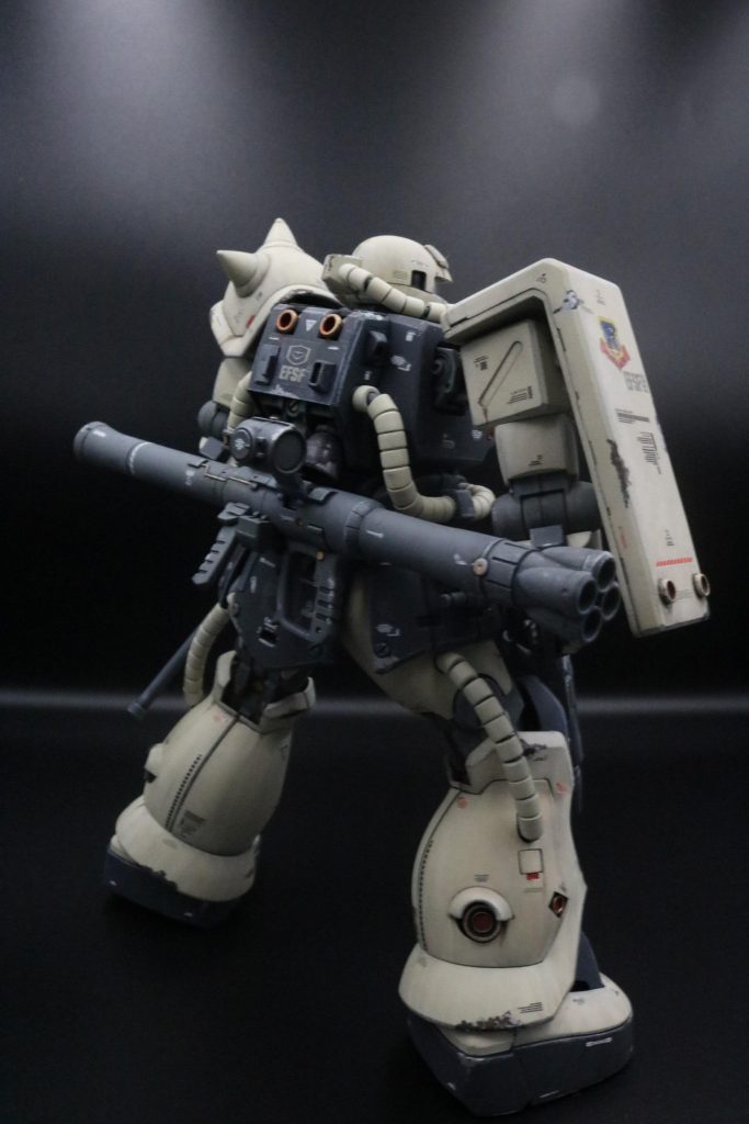 バズーカを背中に背負えたり、シュツルムファウスト用のラックが腰にあったり、あらゆる武器を装備した状態にできるところがいいです。