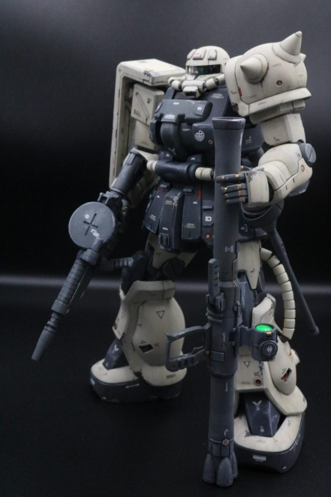 通常のザクⅡよりガッチリとした体型もこのザクの魅力ですね。