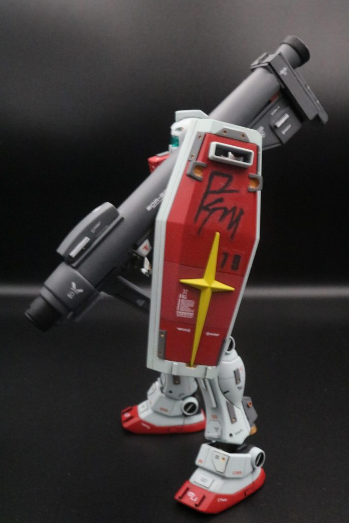 シールに入れたマークはオリジナル。連邦軍の十字を「プラス」に見立てています。