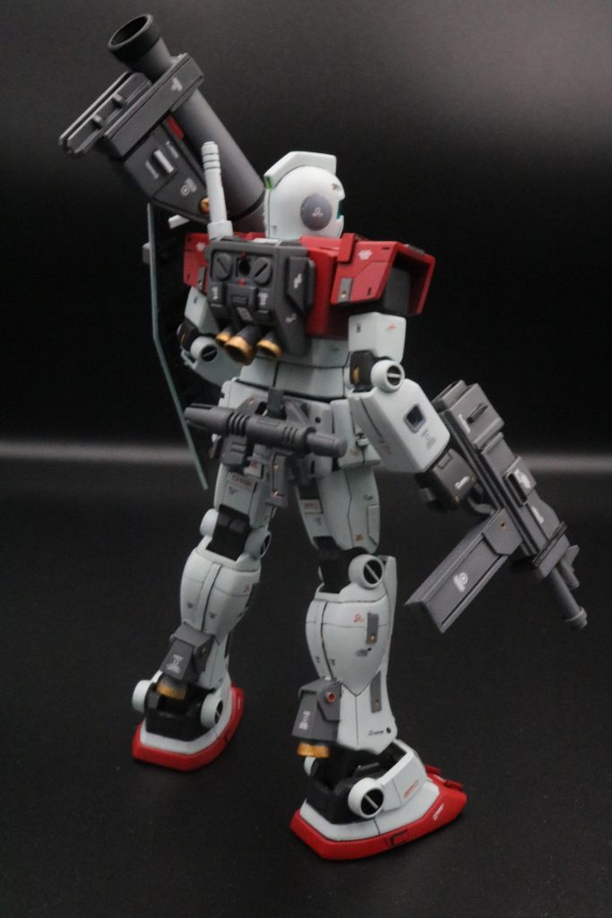 ジムの基本武装であるスプレーガンは腰のラッチへ。