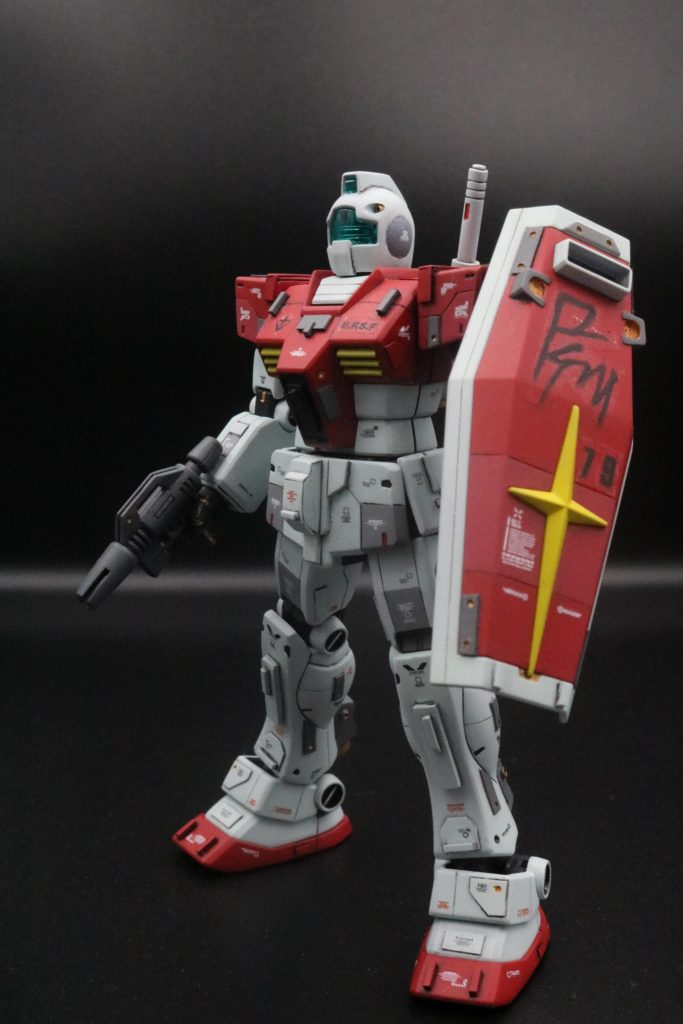 ジムって、結局、何色なんでしょう。グレーなのか、水色なのか、緑なのか。成型色は水色ですが、完成見本やパッケージはグレーです。アニメは緑に近い感じもしますし。その辺を踏まえて「いいジム色」なったのではないかと思います。