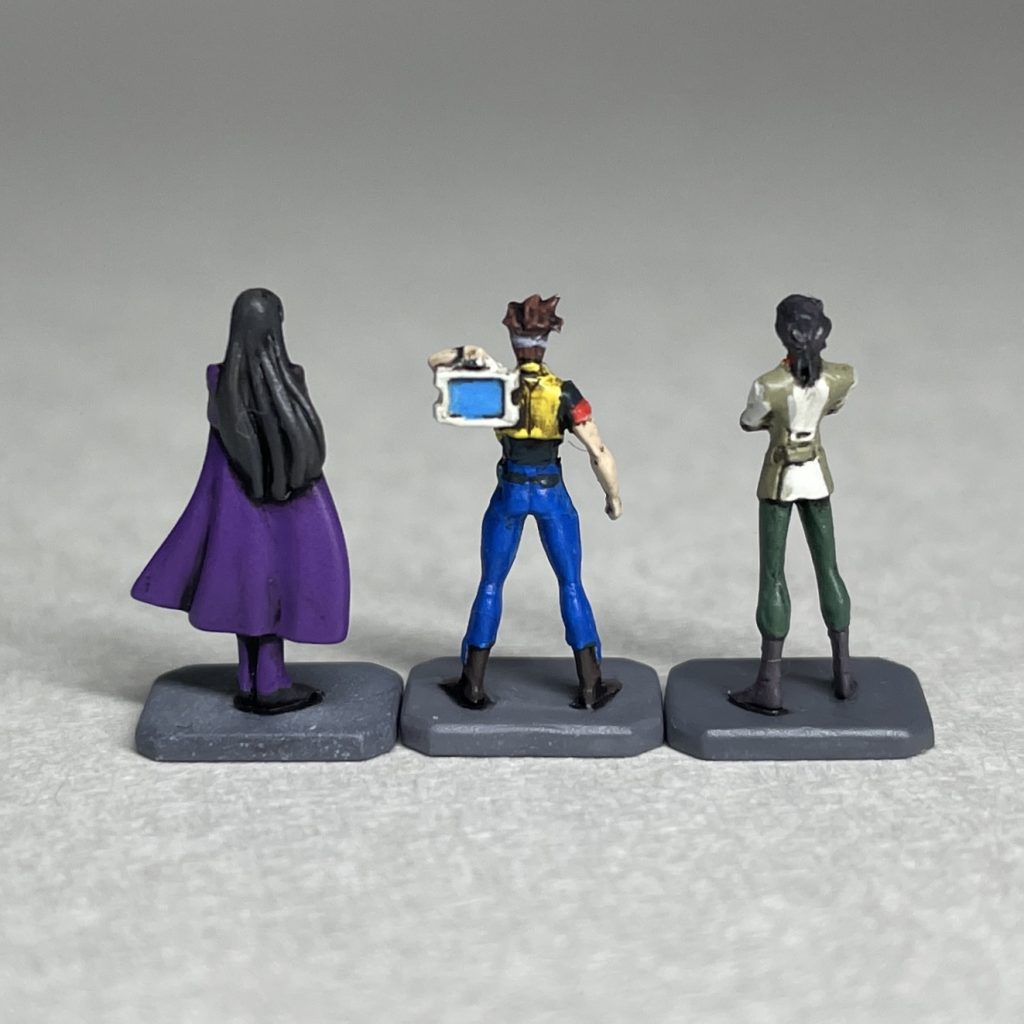 うしろ　長い間梅皿を洗わずにいましたが、10年以上ぶりくらいにツールクリーナーで汚れを落としました。　はじめこそ こびりついた塗料を落とすのに苦労しましたが、一度洗った後は思ったほど汚れを落とすのが面倒でなかったので、少ない塗料を筆塗りするのに気軽に梅皿を使うようになりました。今回のRG付属フィギュアの塗装も、梅皿に塗料を置いて塗りました。　目が衰えたので、タミヤのヘッドルーペを使って作業することが多いのですが、今回は いつも使っている１.７倍のレンズでなく２倍のレンズを付けて筆塗りしました。これまでよりも作業がしやすかった気がします。