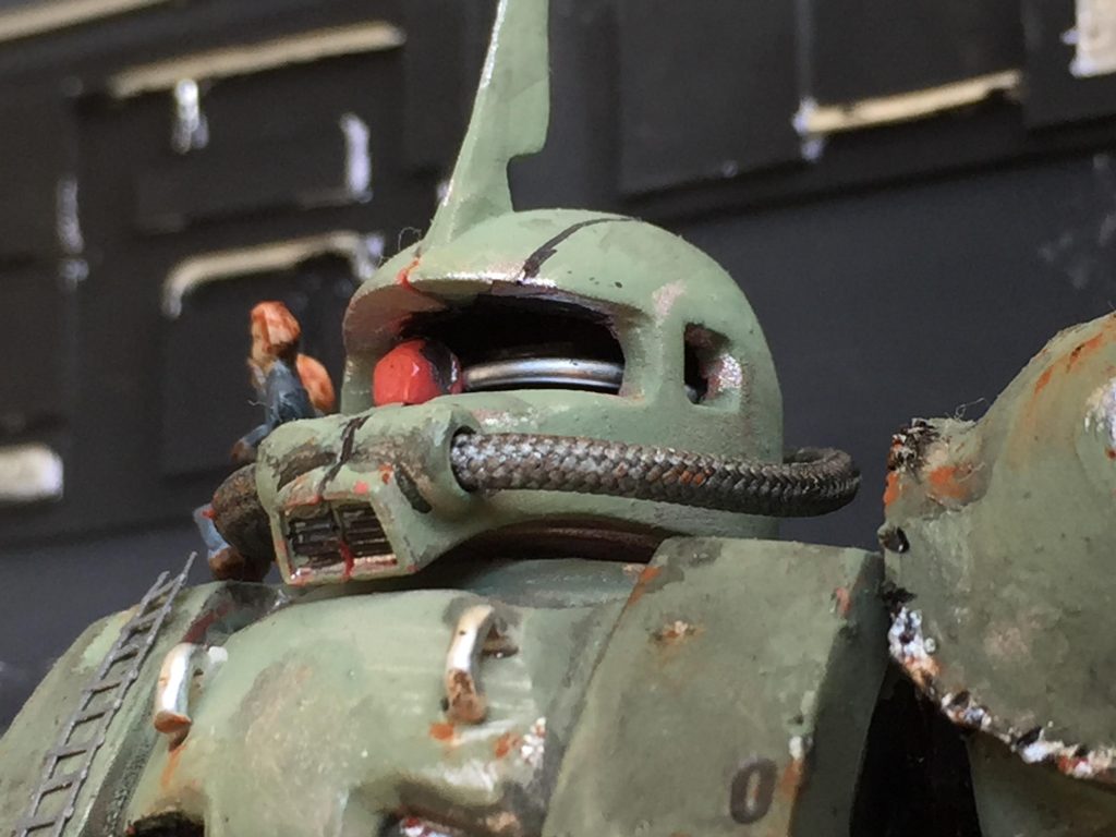 頭部モノアイまわりは、カッターでくり抜いて、モノアイやレール部分を追加しました。