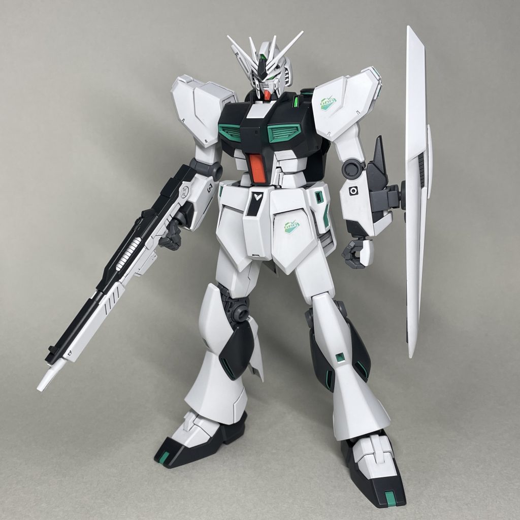 通常装備 まえ カラーリングは量産型νや初音ミクの影響でこの色にしましたが、メイの機体とするといろいろ辻褄が合う気がしたので、ウォドムポッドができるまでメイが使っていた機体ということにしました。(妄想設定) カラーリングは検討したので自分としては違和感はありませんが、実際に塗ってみると思ったよりも地味な感じに (^_^;)