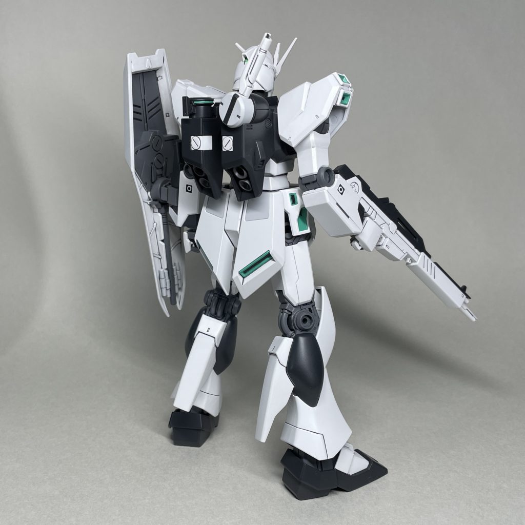 通常装備 うしろ ほぼストレート組みで製作。接着、ペーパーがけしましたが、肉抜き穴埋めなどの面倒な加工は一切していません。