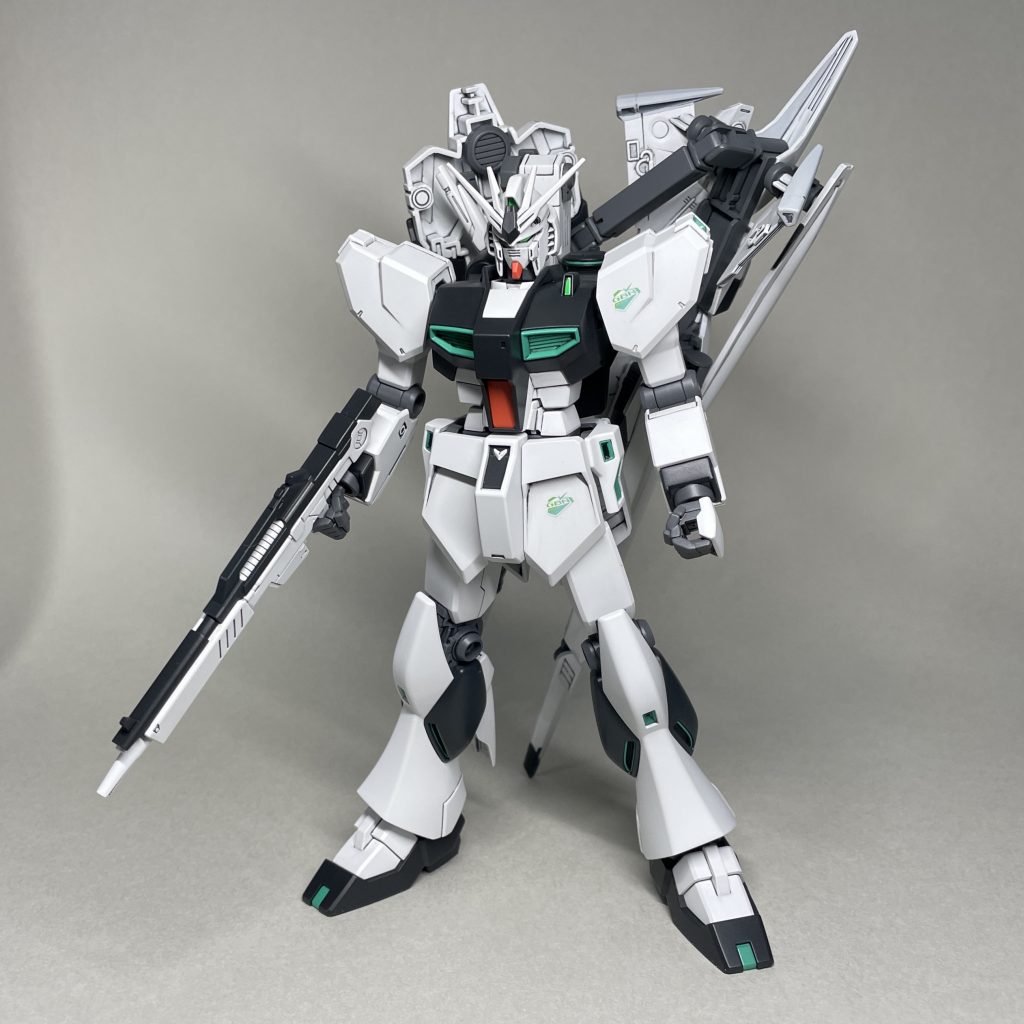 長距離狙撃装備(収納状態) まえ バズーカラックに、ノーネイムライフルとガンプラバトルアームアームズなどのパーツを組み合わせた長距離狙撃装備を付けました。