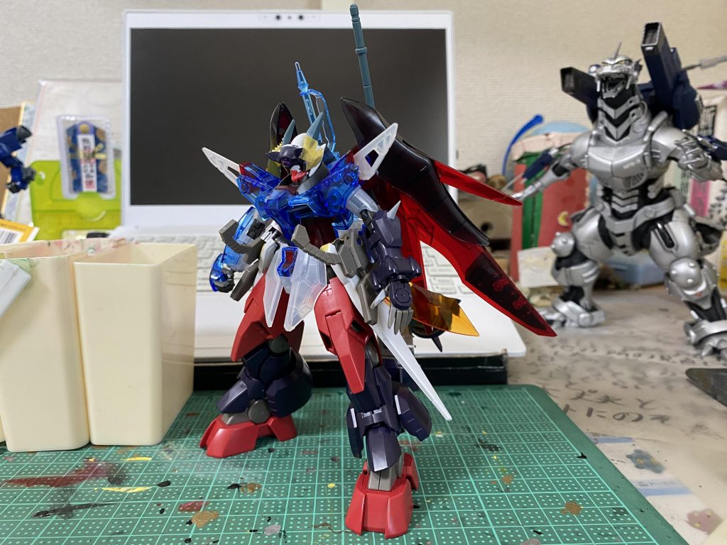 塗装前の画像。近場はデスティニーがどこも売ってなかったので、ダムベにてクリアバージョンを購入。グラデーション塗装を試みたのは、せっかくクリアなんだし、それを活かしてみたいと思ったので。