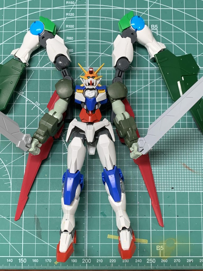 制作中。胸部のドライヴを活かす前提でしたので、元々からクアンタをベースにすることは決めていて、他のパーツを見繕う形でスタート。アリオスを頭部に据えたのは近い位置にアンテナが四本生えているのが理由でしたが、結局印象が全く違ったので全部作り直しに。