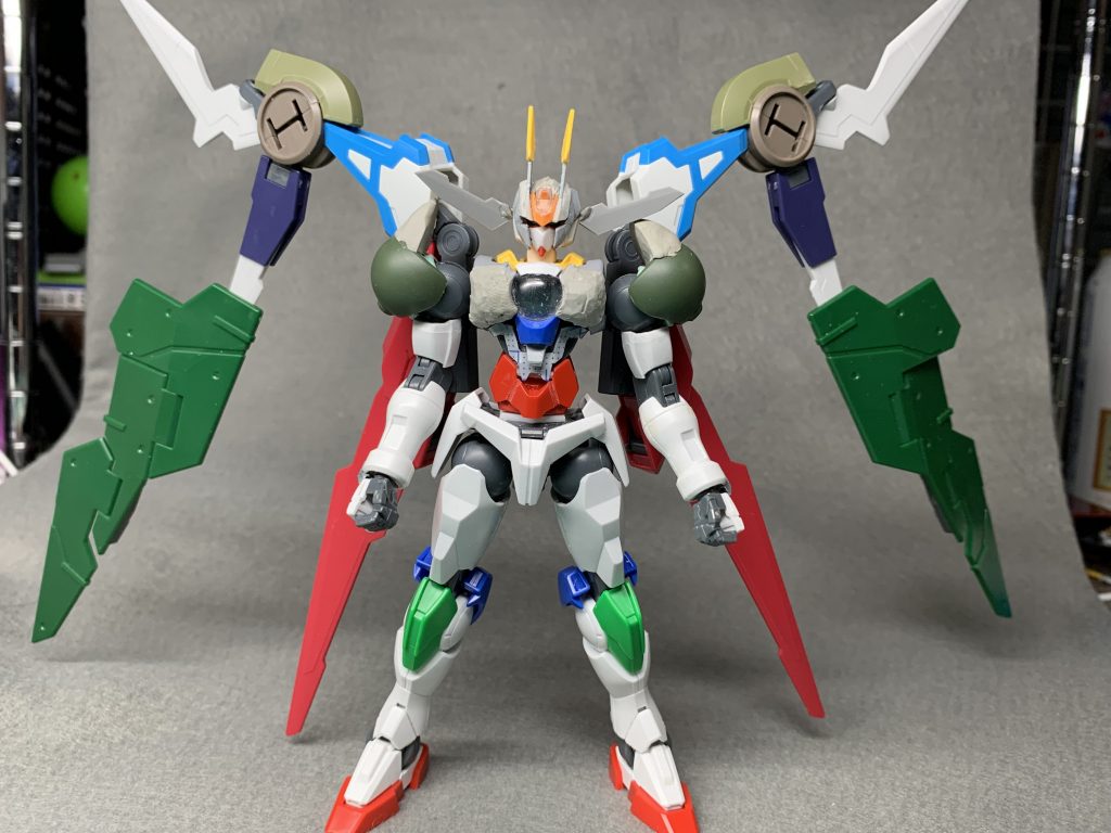 翼は一からプラ板で起こすつもりだったのですが、時間的に厳しかったのでイメージ用に取り付けていたデュナメスのシールドをそのまま採用し、ボリューム不足の部分にプラ板や他のパーツを付け加えています。