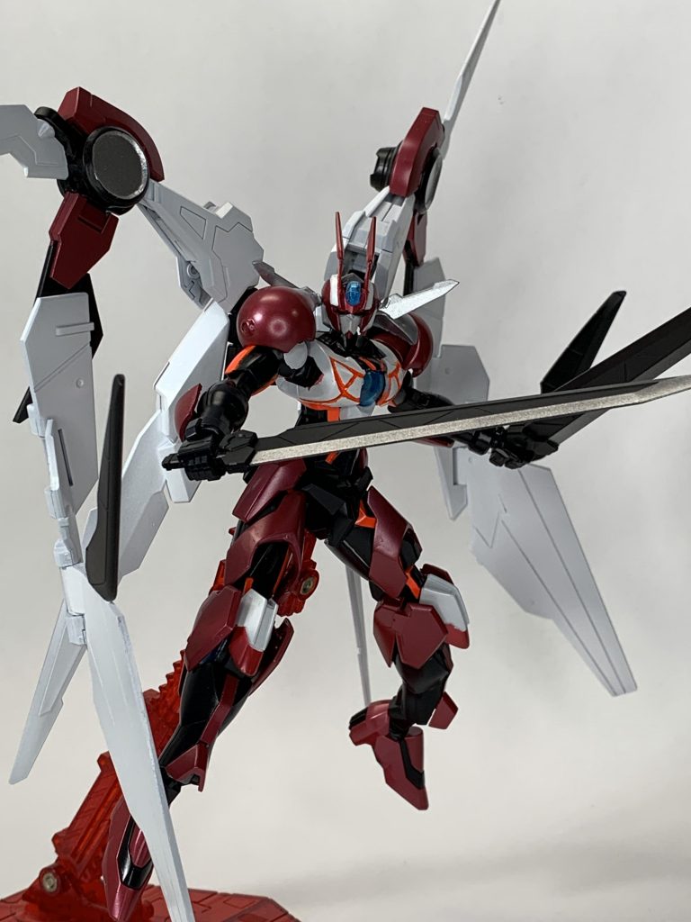 何枚かポーズ。当初は普通の塗装でつや消し仕上げにしようかと思ってましたが、キャラクター物の作品なのでライダーやウルトラマンのフィギュアを参考にメタリックやパールの光沢仕上げにしてみました。（照明が反射するのが玉にキズですが。。。）