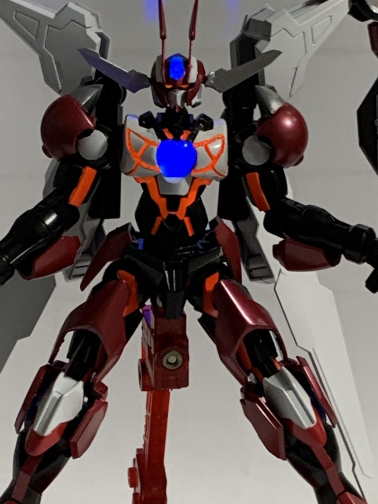 瞳やオレンジのライン、クリアブルーの部分には蛍光塗料を使っていますので、ブラックライトを使ってお手軽発光させることが出来ます。