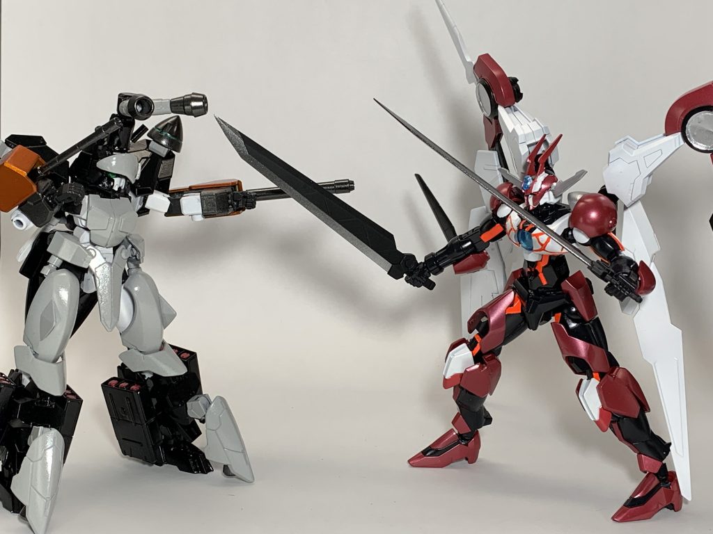 最後にうちの子と異文化コミュニケーション。ロボトルなのか、デュエルなのか、ガンプラバトルなのか。以上、久々の見立て再現系ガンプラ、未来O・ホープクアンタでした。