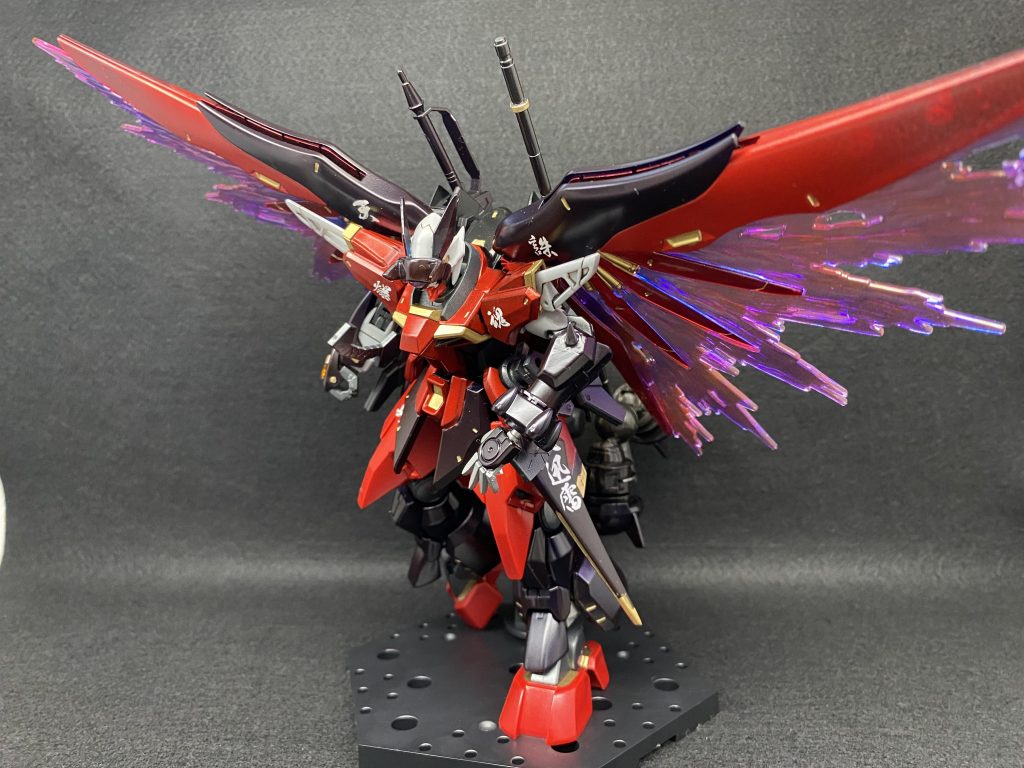 光の翼を展開して。今回光の翼のエフェクトパーツとバックパックの翼はグラデーション塗装をしてみました。初めてでかつ缶スプレーだと考えると結構よくできたのでは？と自分で思っています。