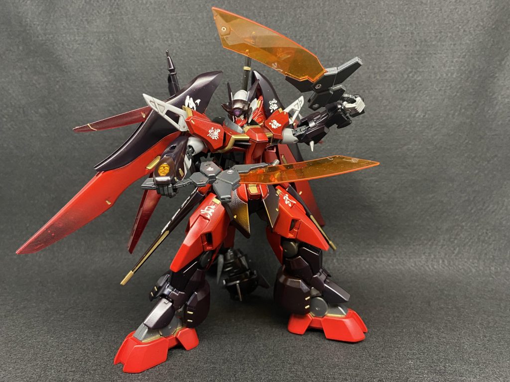 ここからはアクションポーズと武装紹介。まずはオーガソードを構えて。