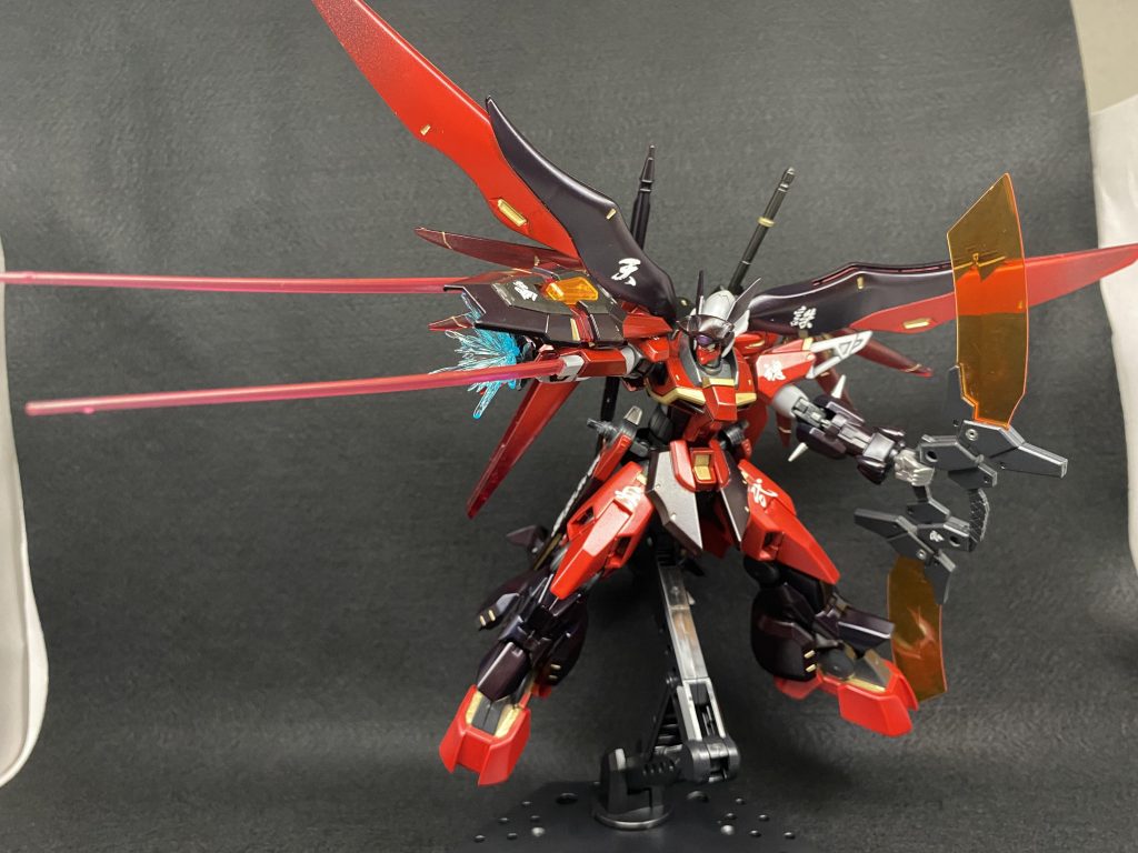 今回のオリジナル武装その1｢マガツノ牙盾｣。デスティニーの盾とAGE2の腰パーツをつかってつくった攻防一体の武装です。盾としても使えるほか、両端に装備しているビームサーベルを展開して近接武器として使うこともできます(トリケロスの近接判みたいな忌め〇時)。また、これを構えた状態でパルマフィオキ－ナを撃つことも可能です。