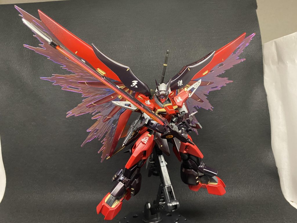 デスティニーと言えばなアロンダイトを構えて。もとキットのデスティニーを作ったときにも思いましたが、可動が素晴らしいですね。肩に引き出し機構があるので難なく体の前で構えることができます。