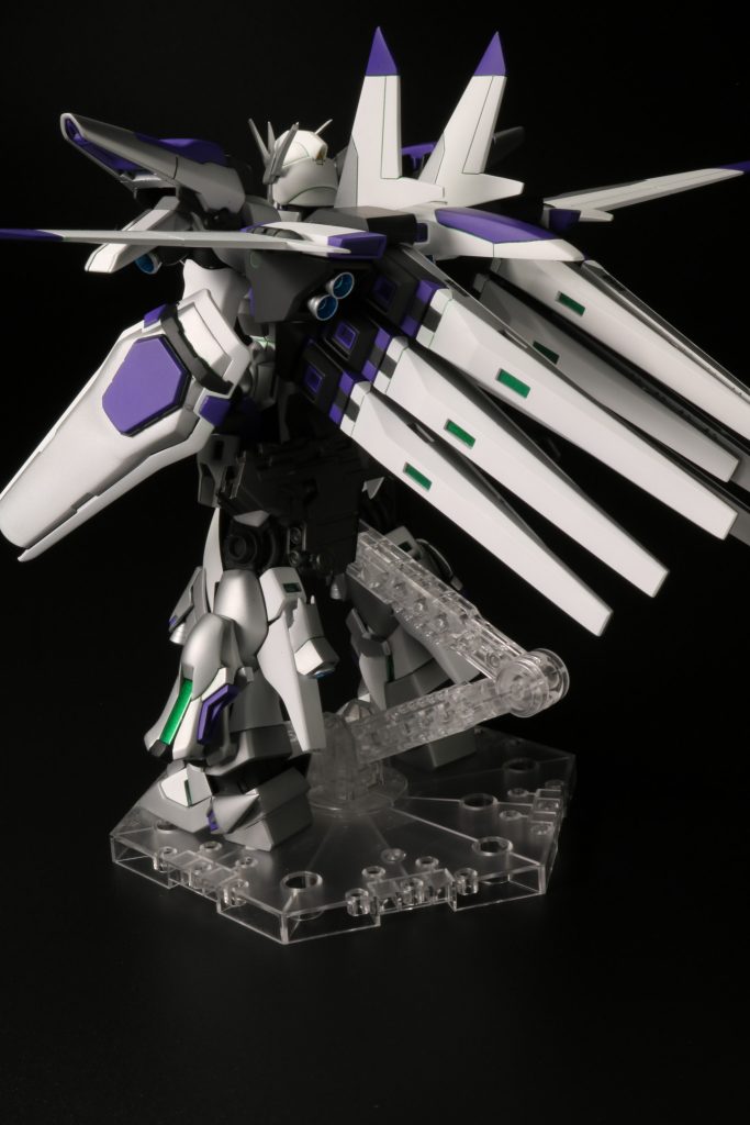 バックパックはνガンダム、オオワシパック、フィンファンネルとプラ板で箱組したファンネルラックで構成しました。