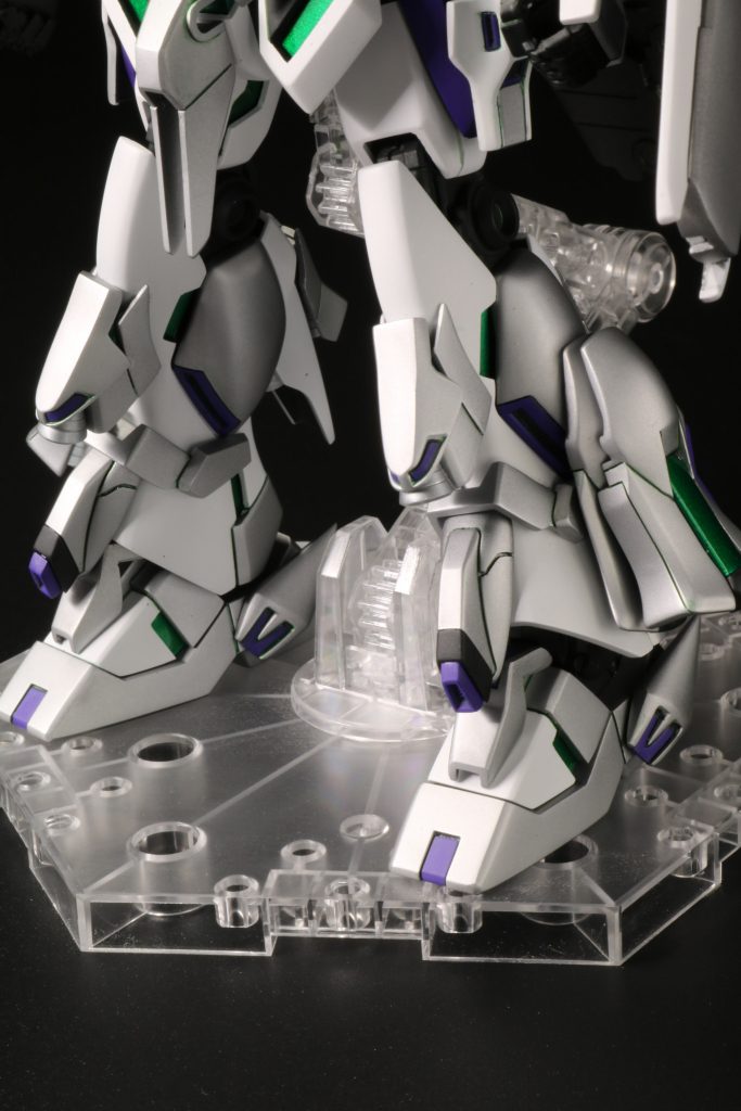 今回の一押しポイントは足周りで、色々張り付けて太ましくしてみました。