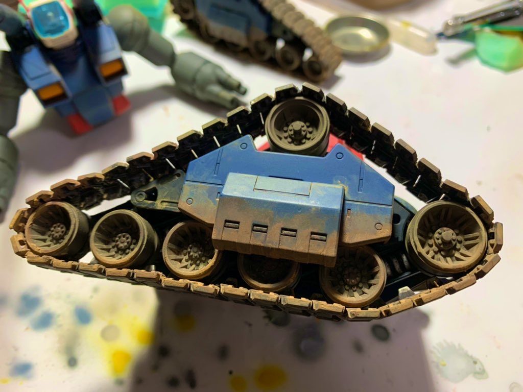 なかでも最も参考になったのが、たまたま近所で家屋の解体工事が行われており、そこで泥濘の上で作業しているブルドーザーの履帯でした。やはり本物を観察するのが一番ですね！