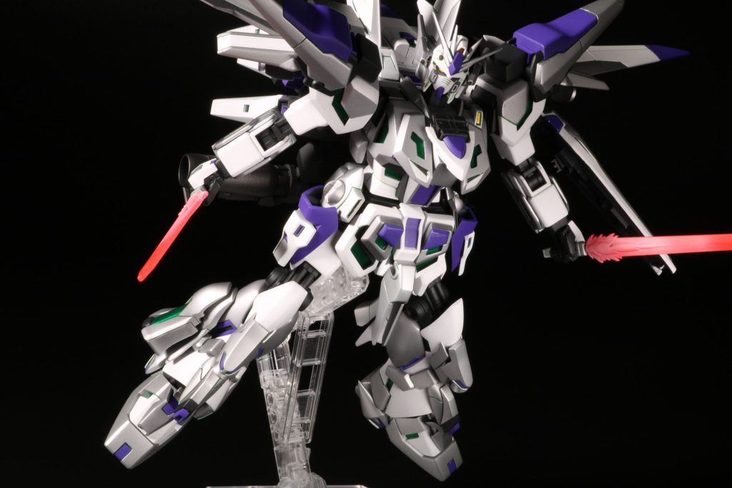 ビームサーベルはアカツキのものを使用。マウント部分はアカツキのまま腰のサイドアーマーにあります。