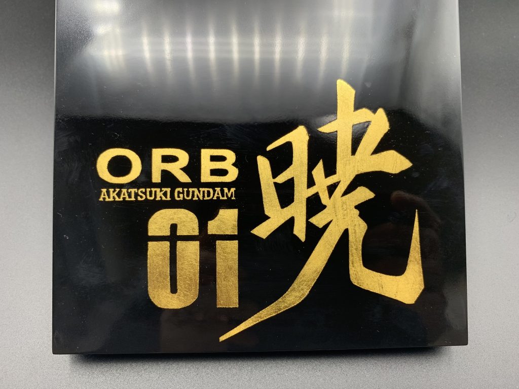 展示に重点を置いた作品でしたので、ベースもこだわり、金箔貼りの黒色光沢仕上げとしています。